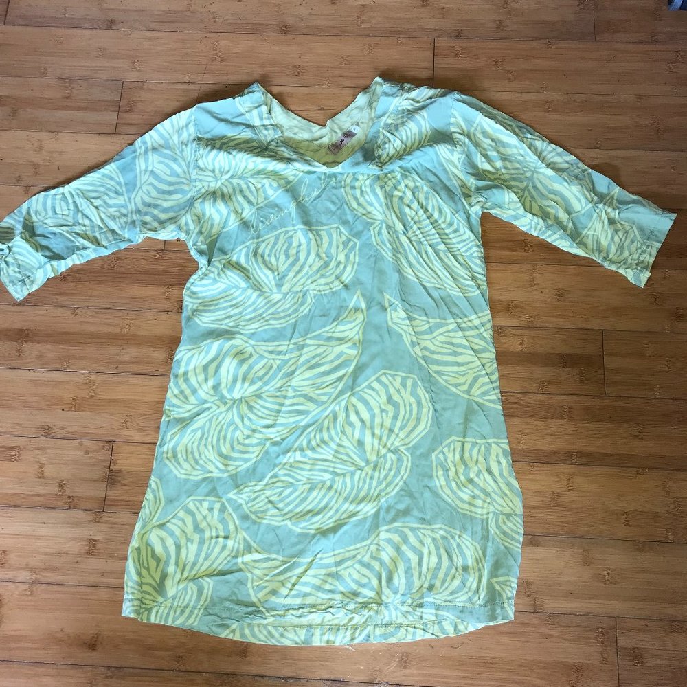 Living Hula/ M/ v neck dress
